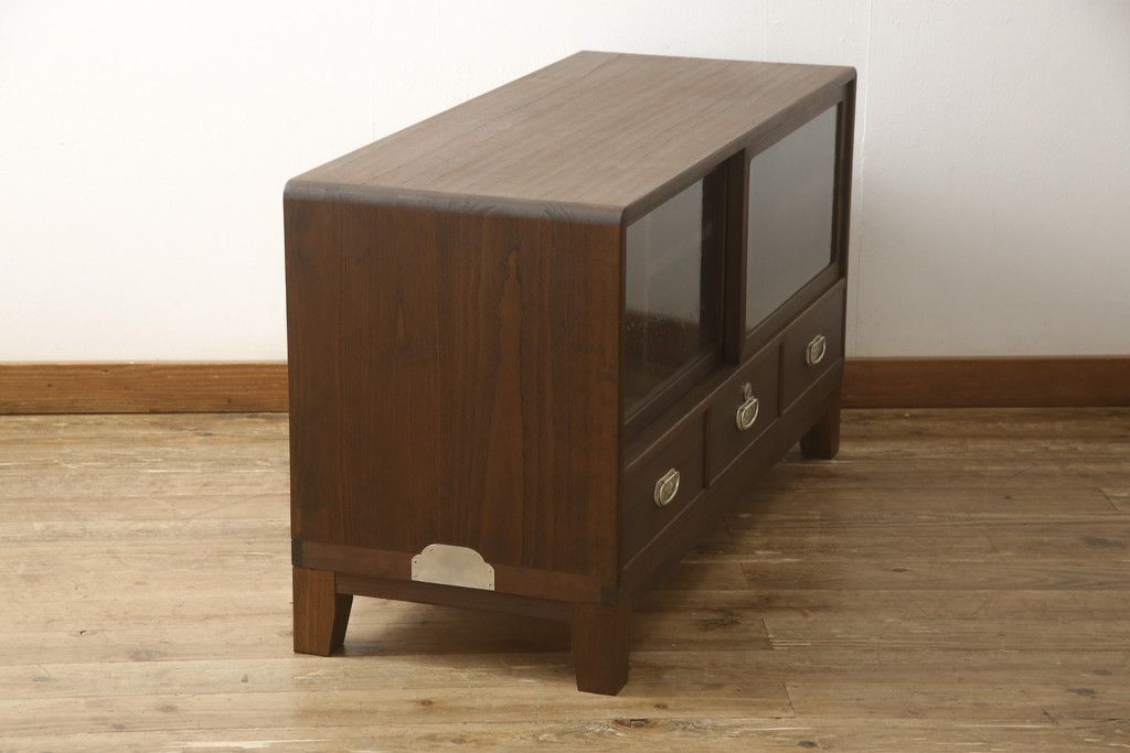 桐箪笥をローボードにリメイク!引き戸に気泡ガラスをはめ込み、引手を交換。内部には新たに仕切りを製作。脚を取り付けて、ステイン仕上げ。