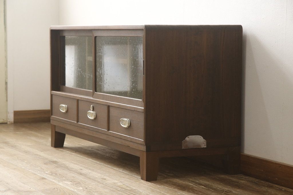 桐箪笥をローボードにリメイク!引き戸に気泡ガラスをはめ込み、引手を交換。内部には新たに仕切りを製作。脚を取り付けて、ステイン仕上げ。
