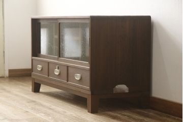 桐箪笥をローボードにリメイク!引き戸に気泡ガラスをはめ込み、引手を交換。内部には新たに仕切りを製作。脚を取り付けて、ステイン仕上げ。