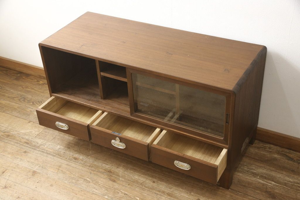 桐箪笥をローボードにリメイク!引き戸に気泡ガラスをはめ込み、引手を交換。内部には新たに仕切りを製作。脚を取り付けて、ステイン仕上げ。