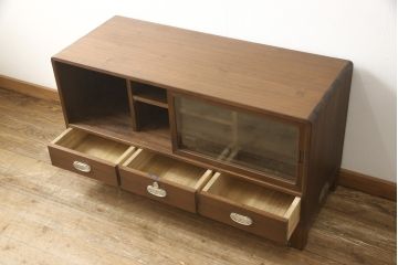 桐箪笥をローボードにリメイク!引き戸に気泡ガラスをはめ込み、引手を交換。内部には新たに仕切りを製作。脚を取り付けて、ステイン仕上げ。