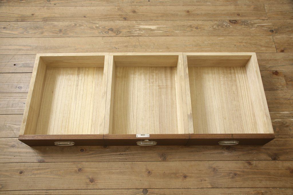 桐箪笥をローボードにリメイク!引き戸に気泡ガラスをはめ込み、引手を交換。内部には新たに仕切りを製作。脚を取り付けて、ステイン仕上げ。