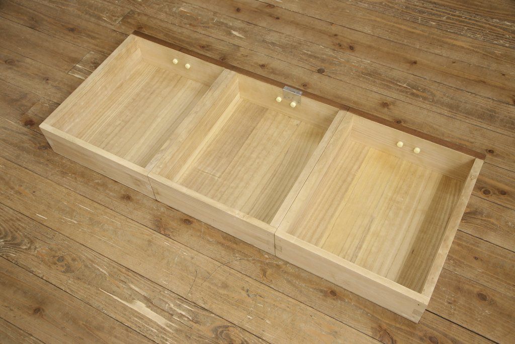 桐箪笥をローボードにリメイク!引き戸に気泡ガラスをはめ込み、引手を交換。内部には新たに仕切りを製作。脚を取り付けて、ステイン仕上げ。