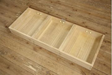 桐箪笥をローボードにリメイク!引き戸に気泡ガラスをはめ込み、引手を交換。内部には新たに仕切りを製作。脚を取り付けて、ステイン仕上げ。