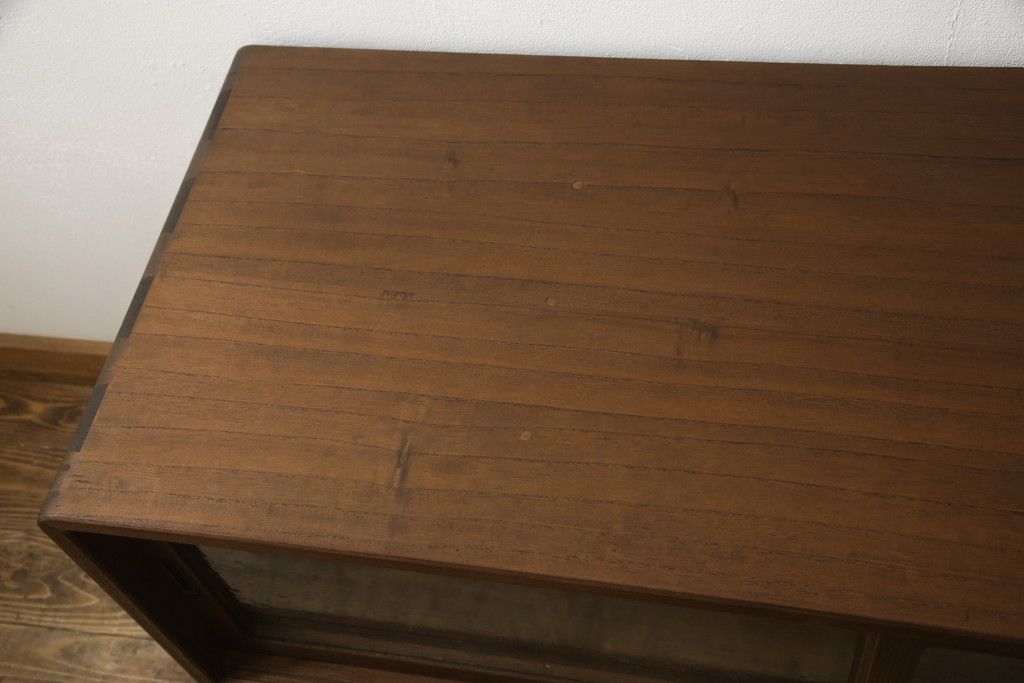 桐箪笥をローボードにリメイク!引き戸に気泡ガラスをはめ込み、引手を交換。内部には新たに仕切りを製作。脚を取り付けて、ステイン仕上げ。