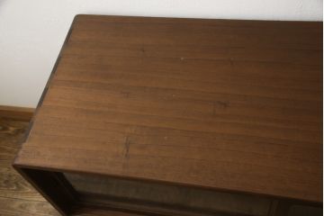 桐箪笥をローボードにリメイク!引き戸に気泡ガラスをはめ込み、引手を交換。内部には新たに仕切りを製作。脚を取り付けて、ステイン仕上げ。