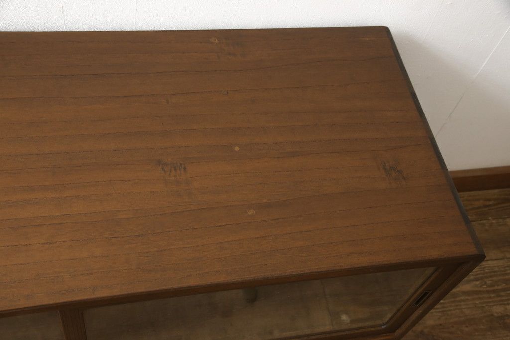 桐箪笥をローボードにリメイク!引き戸に気泡ガラスをはめ込み、引手を交換。内部には新たに仕切りを製作。脚を取り付けて、ステイン仕上げ。