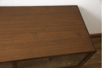 桐箪笥をローボードにリメイク!引き戸に気泡ガラスをはめ込み、引手を交換。内部には新たに仕切りを製作。脚を取り付けて、ステイン仕上げ。