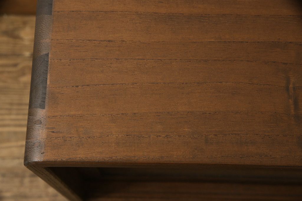 桐箪笥をローボードにリメイク!引き戸に気泡ガラスをはめ込み、引手を交換。内部には新たに仕切りを製作。脚を取り付けて、ステイン仕上げ。