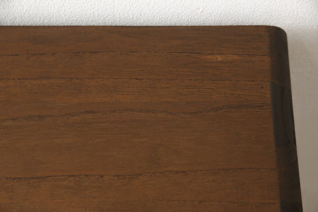 桐箪笥をローボードにリメイク!引き戸に気泡ガラスをはめ込み、引手を交換。内部には新たに仕切りを製作。脚を取り付けて、ステイン仕上げ。