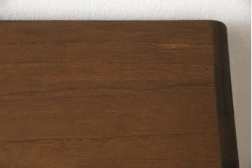 桐箪笥をローボードにリメイク!引き戸に気泡ガラスをはめ込み、引手を交換。内部には新たに仕切りを製作。脚を取り付けて、ステイン仕上げ。