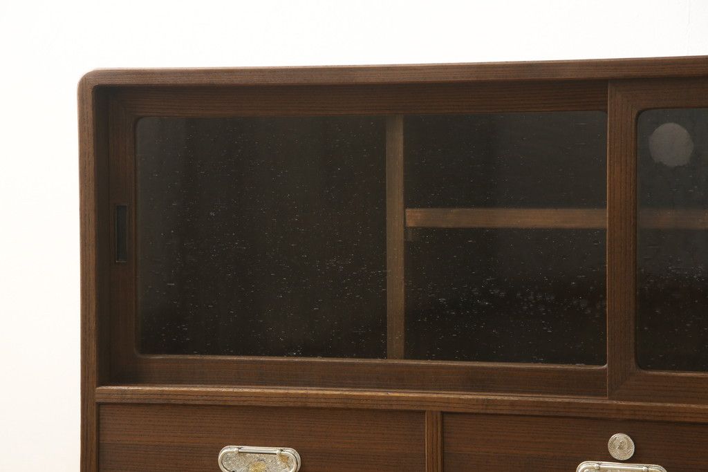 桐箪笥をローボードにリメイク!引き戸に気泡ガラスをはめ込み、引手を交換。内部には新たに仕切りを製作。脚を取り付けて、ステイン仕上げ。