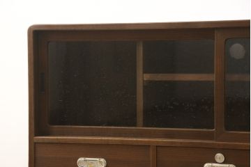 桐箪笥をローボードにリメイク!引き戸に気泡ガラスをはめ込み、引手を交換。内部には新たに仕切りを製作。脚を取り付けて、ステイン仕上げ。