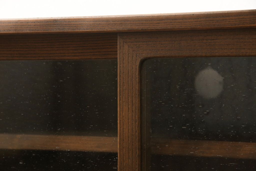 桐箪笥をローボードにリメイク!引き戸に気泡ガラスをはめ込み、引手を交換。内部には新たに仕切りを製作。脚を取り付けて、ステイン仕上げ。