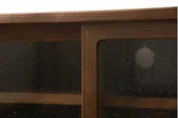 桐箪笥をローボードにリメイク!引き戸に気泡ガラスをはめ込み、引手を交換。内部には新たに仕切りを製作。脚を取り付けて、ステイン仕上げ。