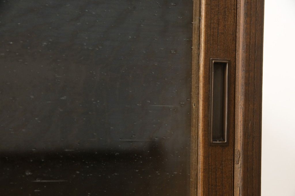 桐箪笥をローボードにリメイク!引き戸に気泡ガラスをはめ込み、引手を交換。内部には新たに仕切りを製作。脚を取り付けて、ステイン仕上げ。