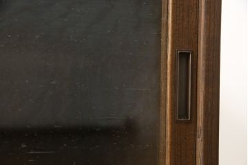 桐箪笥をローボードにリメイク!引き戸に気泡ガラスをはめ込み、引手を交換。内部には新たに仕切りを製作。脚を取り付けて、ステイン仕上げ。