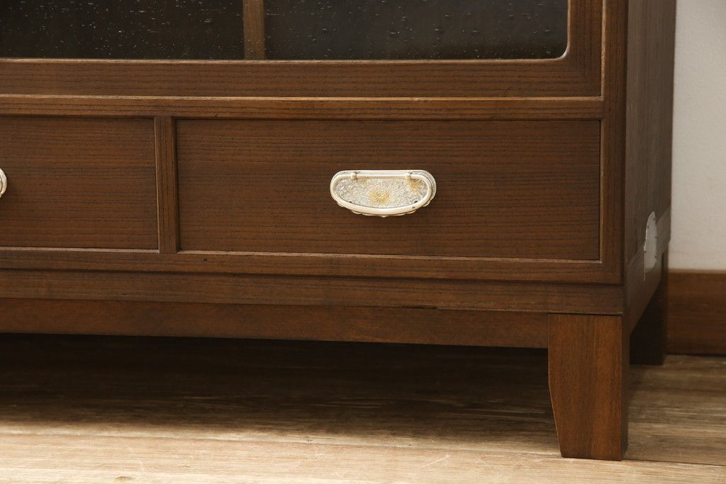 桐箪笥をローボードにリメイク!引き戸に気泡ガラスをはめ込み、引手を交換。内部には新たに仕切りを製作。脚を取り付けて、ステイン仕上げ。