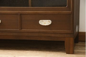 桐箪笥をローボードにリメイク!引き戸に気泡ガラスをはめ込み、引手を交換。内部には新たに仕切りを製作。脚を取り付けて、ステイン仕上げ。
