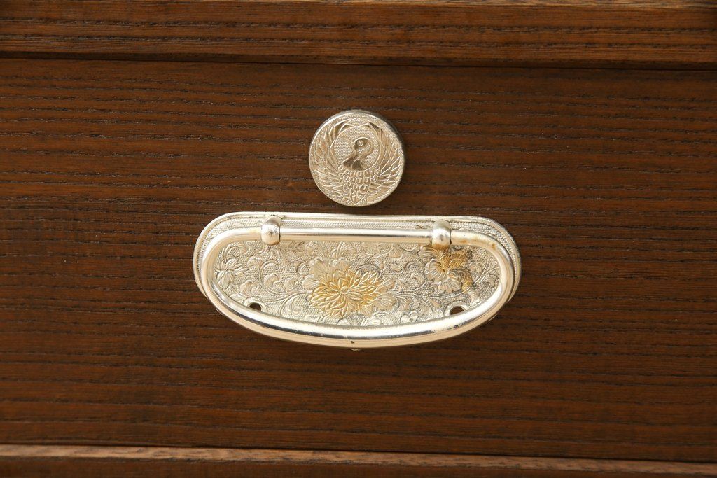 桐箪笥をローボードにリメイク!引き戸に気泡ガラスをはめ込み、引手を交換。内部には新たに仕切りを製作。脚を取り付けて、ステイン仕上げ。