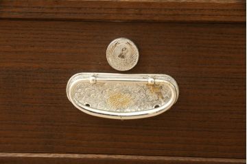 桐箪笥をローボードにリメイク!引き戸に気泡ガラスをはめ込み、引手を交換。内部には新たに仕切りを製作。脚を取り付けて、ステイン仕上げ。