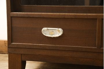 桐箪笥をローボードにリメイク!引き戸に気泡ガラスをはめ込み、引手を交換。内部には新たに仕切りを製作。脚を取り付けて、ステイン仕上げ。