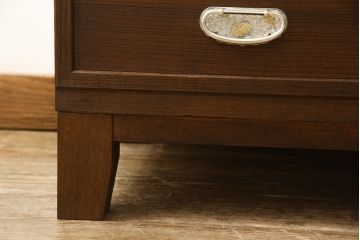 桐箪笥をローボードにリメイク!引き戸に気泡ガラスをはめ込み、引手を交換。内部には新たに仕切りを製作。脚を取り付けて、ステイン仕上げ。