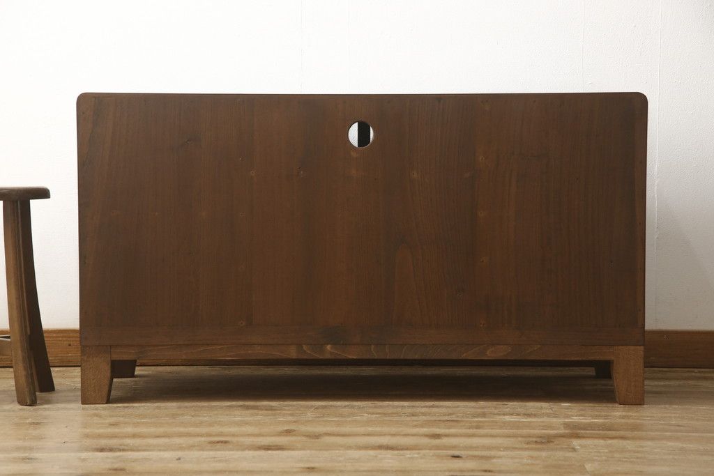 桐箪笥をローボードにリメイク!引き戸に気泡ガラスをはめ込み、引手を交換。内部には新たに仕切りを製作。脚を取り付けて、ステイン仕上げ。