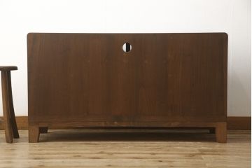 桐箪笥をローボードにリメイク!引き戸に気泡ガラスをはめ込み、引手を交換。内部には新たに仕切りを製作。脚を取り付けて、ステイン仕上げ。