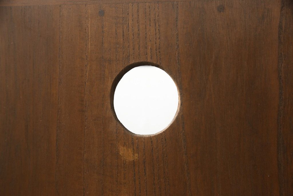 桐箪笥をローボードにリメイク!引き戸に気泡ガラスをはめ込み、引手を交換。内部には新たに仕切りを製作。脚を取り付けて、ステイン仕上げ。