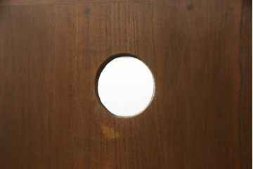 桐箪笥をローボードにリメイク!引き戸に気泡ガラスをはめ込み、引手を交換。内部には新たに仕切りを製作。脚を取り付けて、ステイン仕上げ。