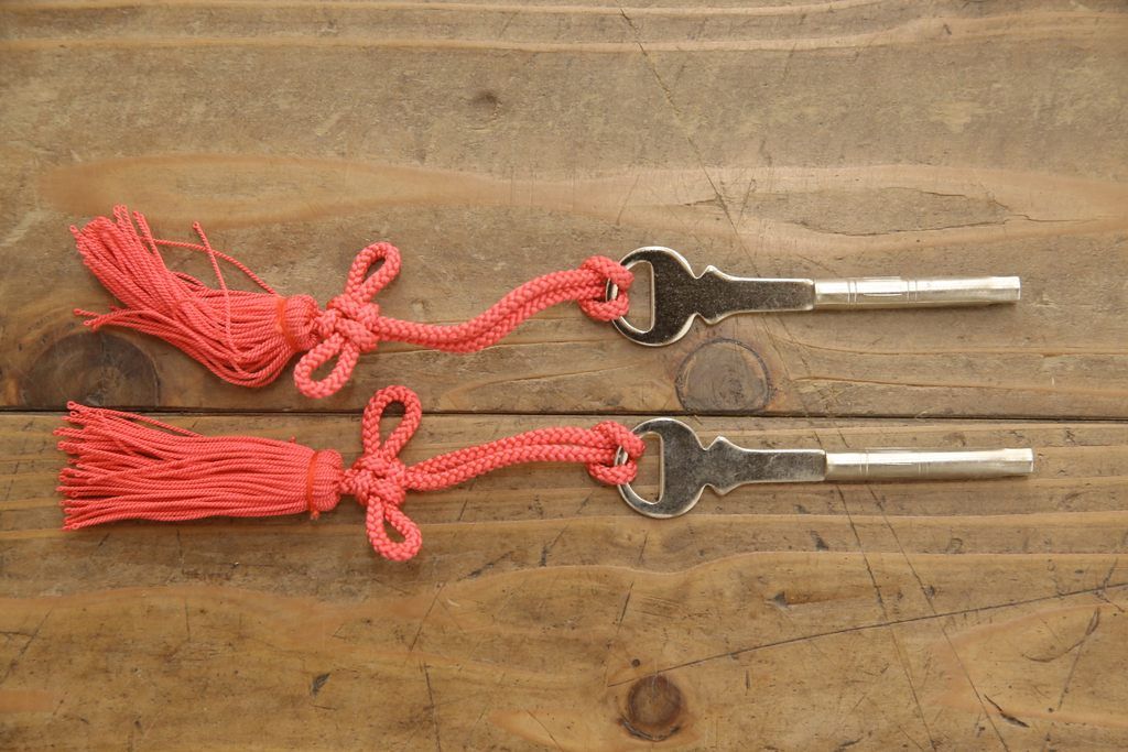 桐箪笥をローボードにリメイク!引き戸に気泡ガラスをはめ込み、引手を交換。内部には新たに仕切りを製作。脚を取り付けて、ステイン仕上げ。