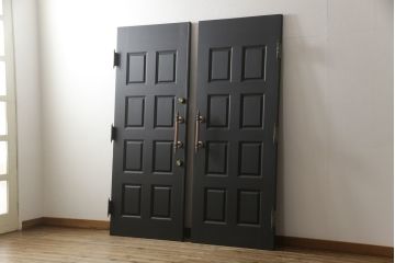 玄関ドアを着色してリメイク!2つドアの左右上下を反転し、本締り錠を2か所取り付け。マットブラックに着色仕上げ。