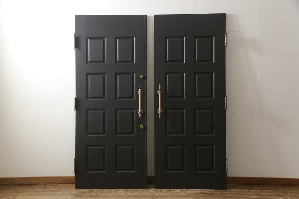 玄関ドアを着色してリメイク!2つドアの左右上下を反転し、本締り錠を2か所取り付け。マットブラックに着色仕上げ。