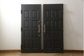 玄関ドアを着色してリメイク!2つドアの左右上下を反転し、本締り錠を2か所取り付け。マットブラックに着色仕上げ。