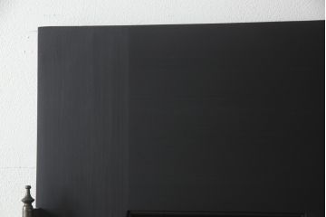 玄関ドアを着色してリメイク!2つドアの左右上下を反転し、本締り錠を2か所取り付け。マットブラックに着色仕上げ。