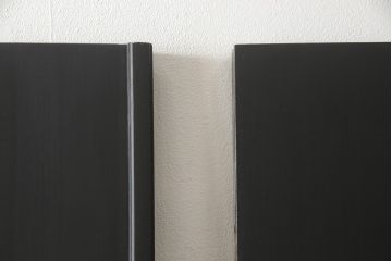 玄関ドアを着色してリメイク!2つドアの左右上下を反転し、本締り錠を2か所取り付け。マットブラックに着色仕上げ。