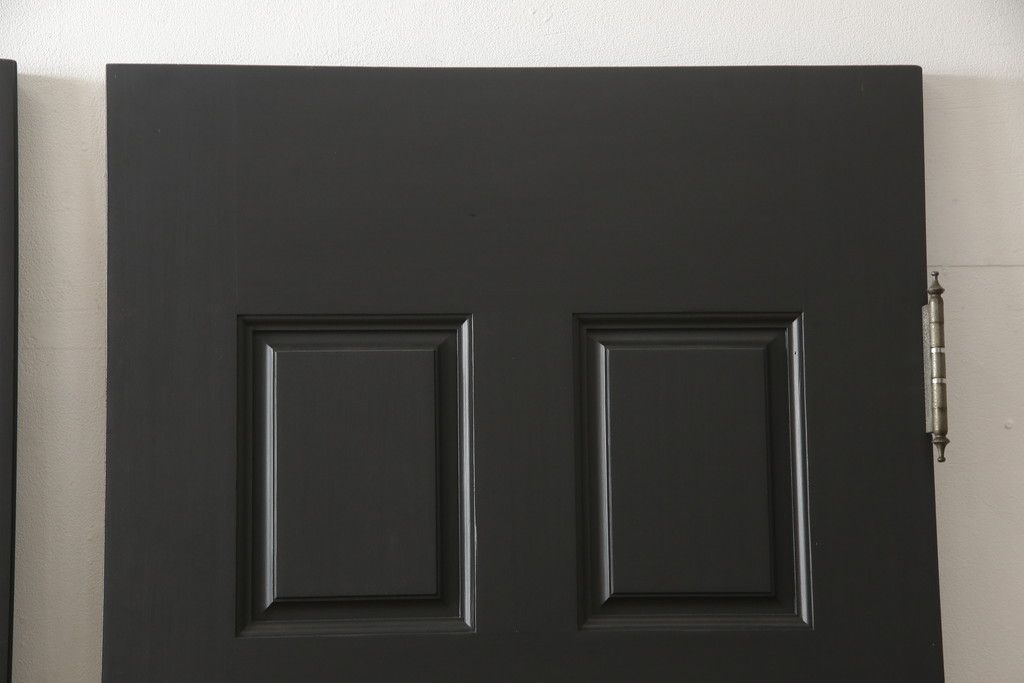 玄関ドアを着色してリメイク!2つドアの左右上下を反転し、本締り錠を2か所取り付け。マットブラックに着色仕上げ。