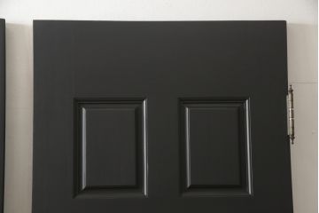 玄関ドアを着色してリメイク!2つドアの左右上下を反転し、本締り錠を2か所取り付け。マットブラックに着色仕上げ。