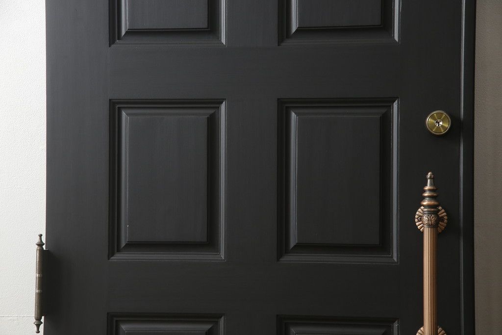 玄関ドアを着色してリメイク!2つドアの左右上下を反転し、本締り錠を2か所取り付け。マットブラックに着色仕上げ。