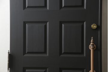玄関ドアを着色してリメイク!2つドアの左右上下を反転し、本締り錠を2か所取り付け。マットブラックに着色仕上げ。