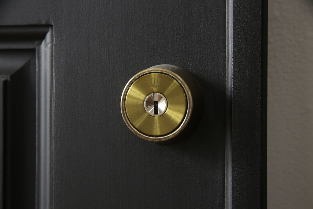 玄関ドアを着色してリメイク!2つドアの左右上下を反転し、本締り錠を2か所取り付け。マットブラックに着色仕上げ。