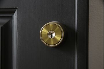 玄関ドアを着色してリメイク!2つドアの左右上下を反転し、本締り錠を2か所取り付け。マットブラックに着色仕上げ。