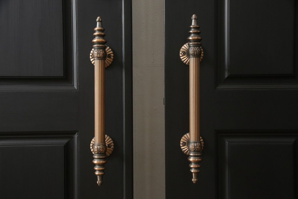 玄関ドアを着色してリメイク!2つドアの左右上下を反転し、本締り錠を2か所取り付け。マットブラックに着色仕上げ。