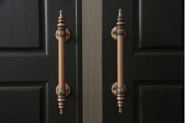 玄関ドアを着色してリメイク!2つドアの左右上下を反転し、本締り錠を2か所取り付け。マットブラックに着色仕上げ。