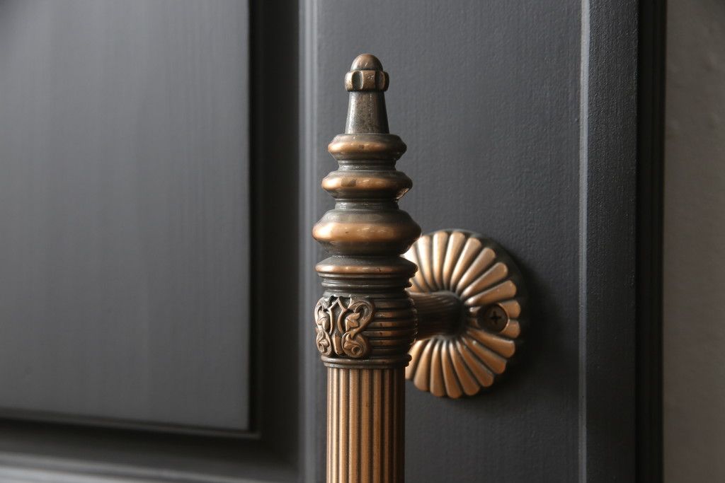 玄関ドアを着色してリメイク!2つドアの左右上下を反転し、本締り錠を2か所取り付け。マットブラックに着色仕上げ。