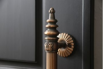 玄関ドアを着色してリメイク!2つドアの左右上下を反転し、本締り錠を2か所取り付け。マットブラックに着色仕上げ。