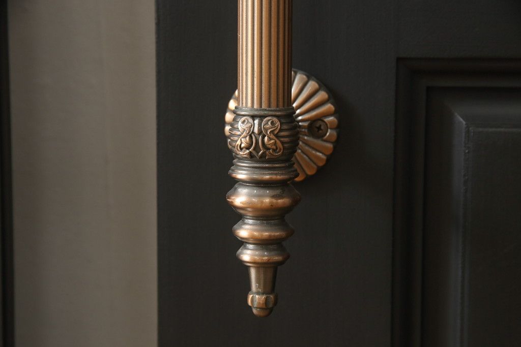 玄関ドアを着色してリメイク!2つドアの左右上下を反転し、本締り錠を2か所取り付け。マットブラックに着色仕上げ。