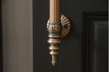 玄関ドアを着色してリメイク!2つドアの左右上下を反転し、本締り錠を2か所取り付け。マットブラックに着色仕上げ。