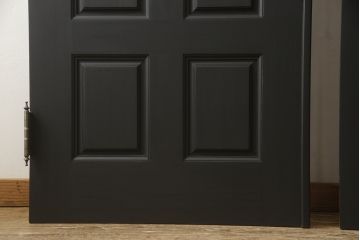 玄関ドアを着色してリメイク!2つドアの左右上下を反転し、本締り錠を2か所取り付け。マットブラックに着色仕上げ。